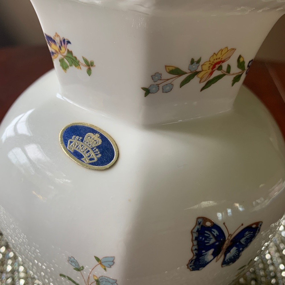 Aynsley Cottage Garden 7” hexagon vase. Excellent condition. Beautiful! ❣️ - Picture 5 of 6